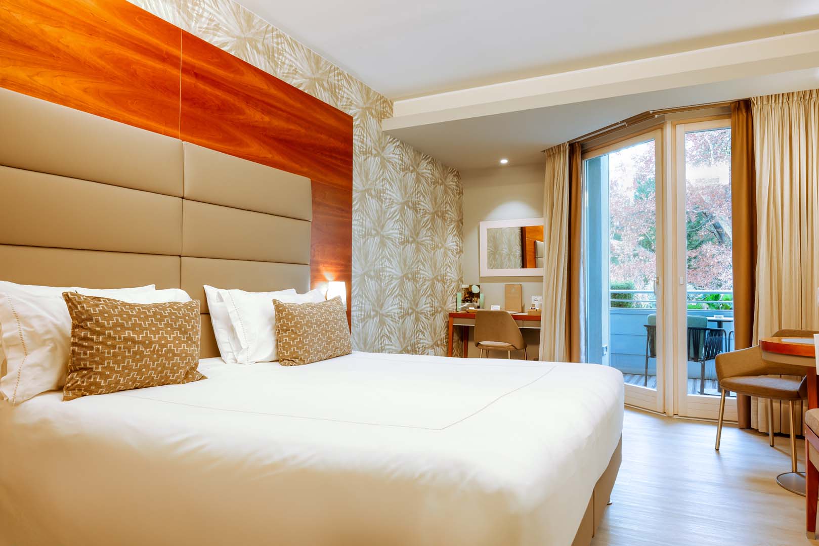 Elegant room overlooking lake Garda