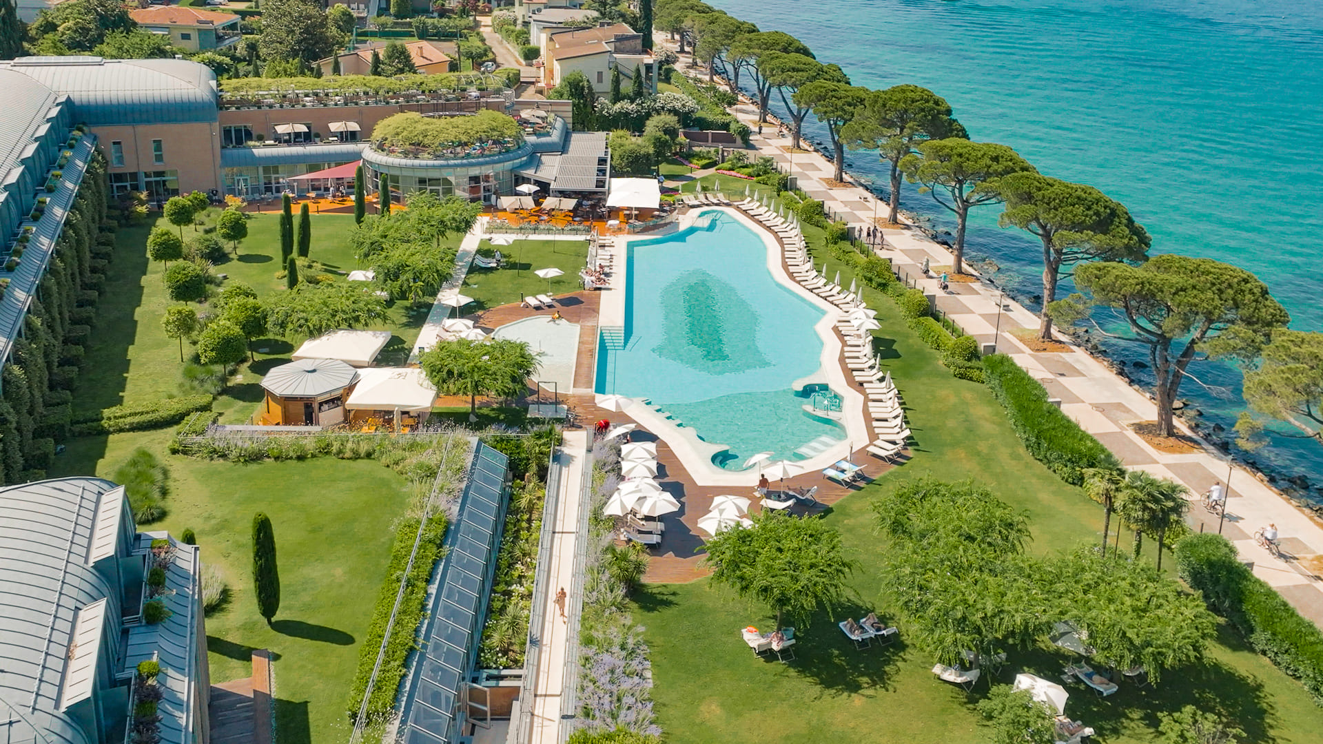 Elegant room overlooking lake Garda
