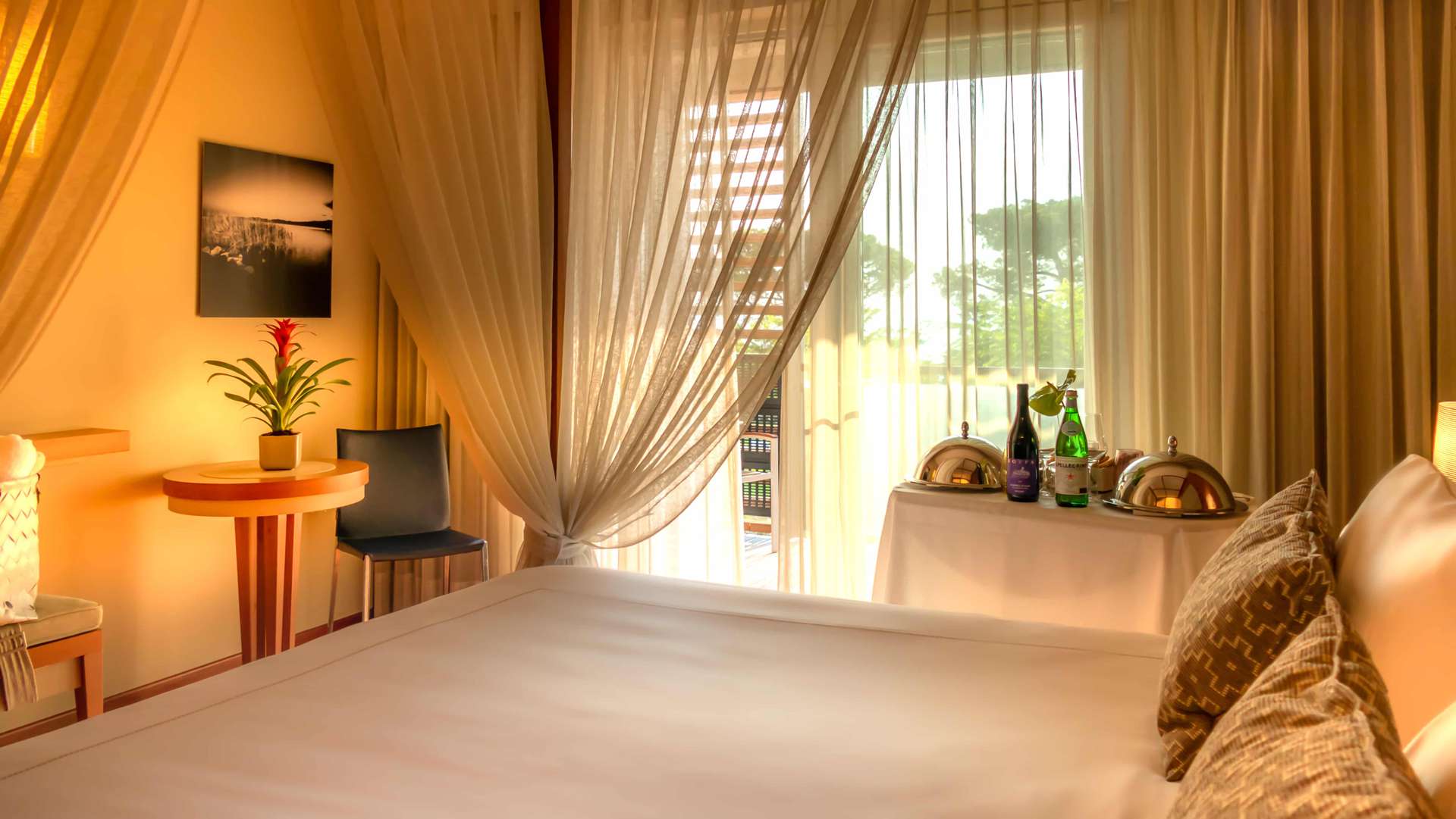 Elegant suites overlooking lake Garda